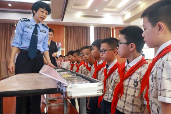 广西第三强制隔离戒毒所警官对南宁市清川小学学生进行禁毒教育。