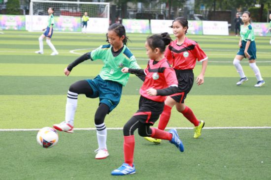 南宁市西乡塘区学生运动会足球比赛在明秀西路学校等10所学校足球场开展。
