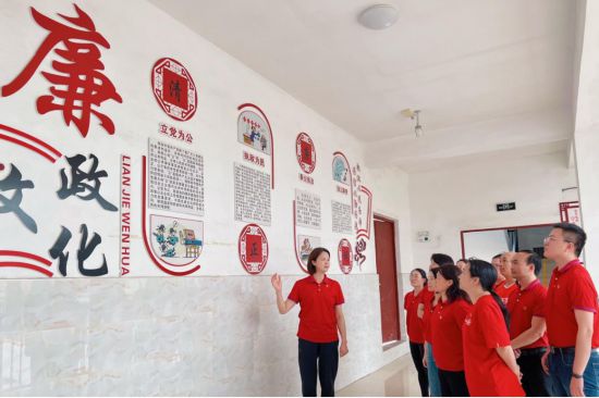 南宁市明天学校打造廉政文化教育基地，推动廉洁文化建设。
