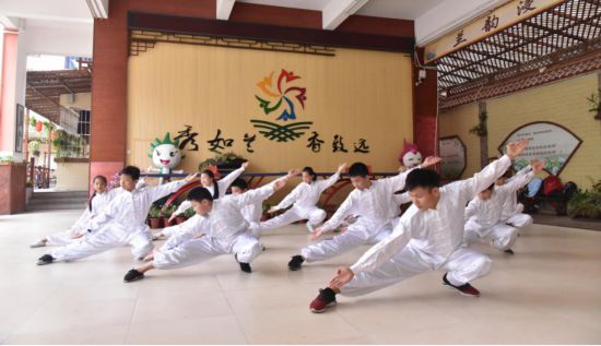 南宁市秀厢小学参加校内课后服务的学生在老师的指导下进行太极拳练习。