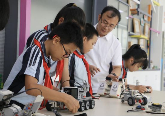 南宁市位子渌小学的孩子们正在体验和应用智能新技术（2022年6月）