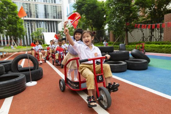 南宁市衡阳东路第一幼儿园举行国庆庆祝活动。