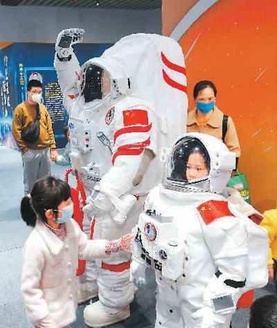 孩子们在广西科技馆参观宇航服模型。喻湘泉摄