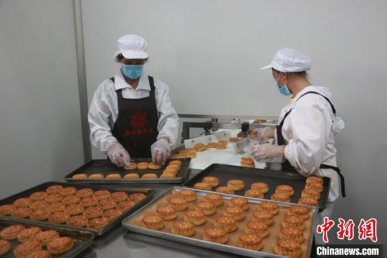 图为烘烤出炉的螺蛳粉月饼。林馨 摄