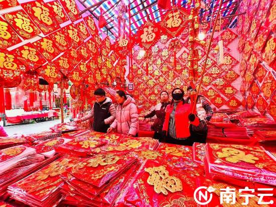 The Spring Festival of the Year of the Dragon is approaching the new products such as the Spring Festival couplet and the ＂activity＂ dragon and other new products.