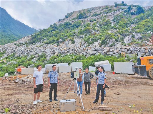 近日，河池市生態環境部門執法人員到宜州區一家石業企業進行監測布點採樣。河池市生態環境局供圖