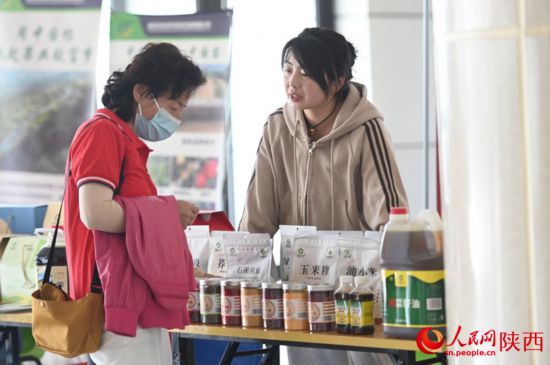 觀眾參觀入口處的農特產品。人民網記者 白鴿攝