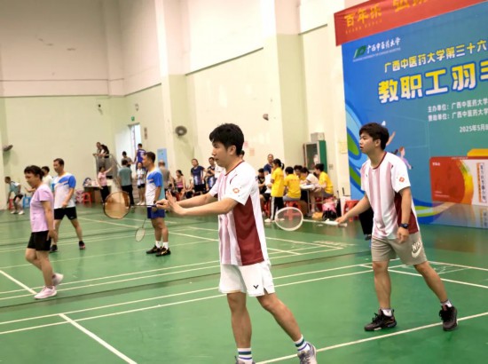 艾尚体育平台广西中医药大学第一附属医院羽毛球代表队喜获教职工羽毛球比赛第一名(图2)