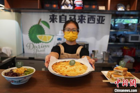 5月13日，广西南宁一家榴莲主题餐饮店，工作人员展示创新榴莲美食。王以照摄