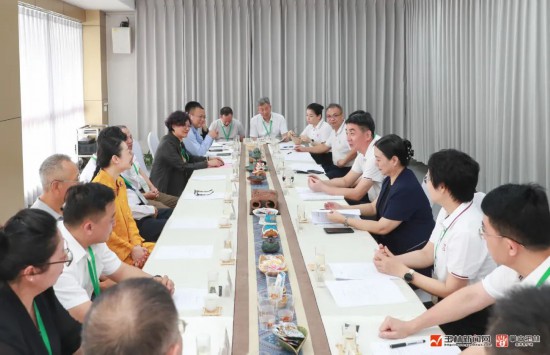 会前，王琛等市领导与出席2025玉林市中医药健康产业招商推介会的领导和嘉宾代表座谈。