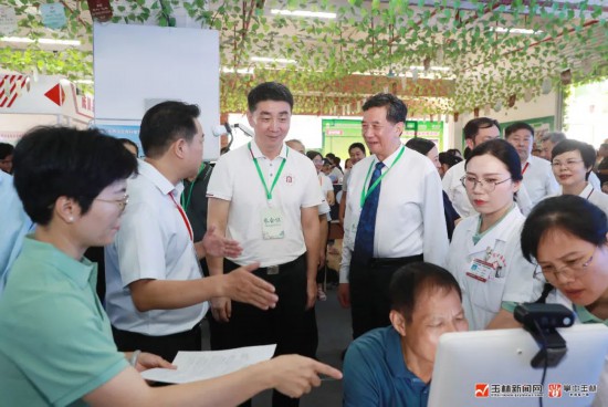 王琛与参会嘉宾听取AI辅助诊疗系统情况介绍。