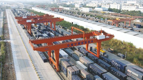 南宁国际铁路港内正在进行中越 班列装车作业。陈智彬摄